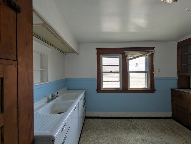 Building Photo - 507 Lisbon Ave