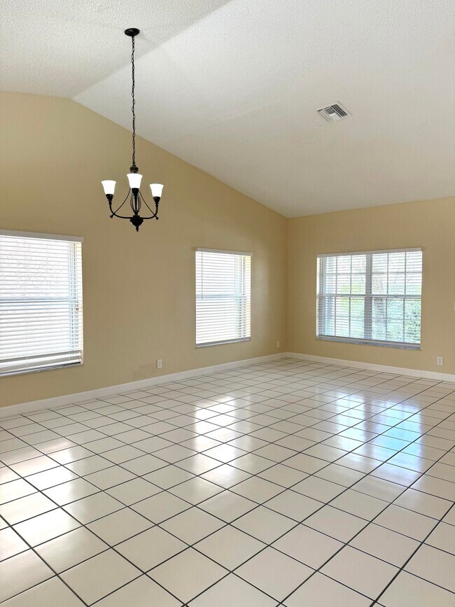 Building Photo - 18292 Clear Brook Cir