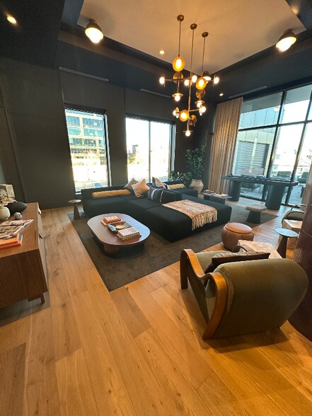 Building Photo - 315 N May St