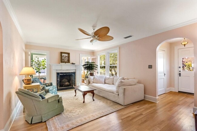 Building Photo - 821 Ingleside Ave