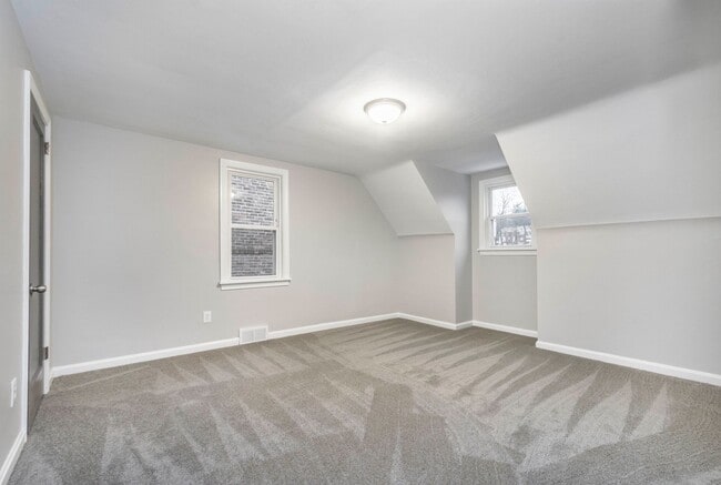 Building Photo - SCORE 50% OFF 1ST MONTH'S RENT IF SIGNED BY JULY 10! Stunning 2 bedroom home in Brookline availab...