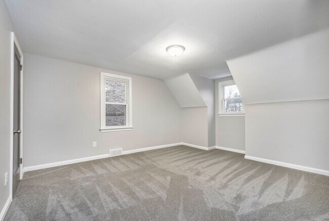 Building Photo - Stunning 2 bedroom home in Brookline available July 15!
