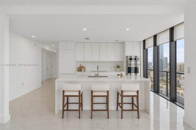 Building Photo - 700 NE 24th St