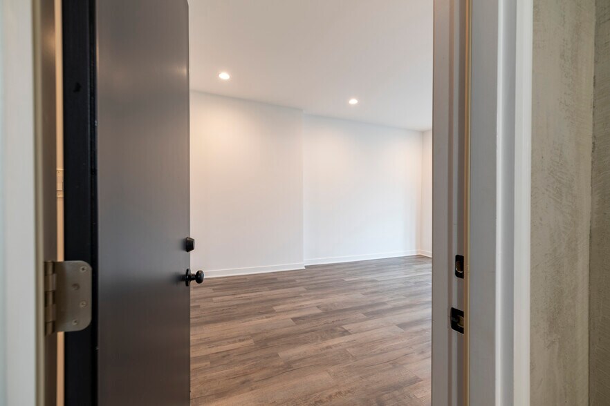 Building Photo - 905 S Miller St