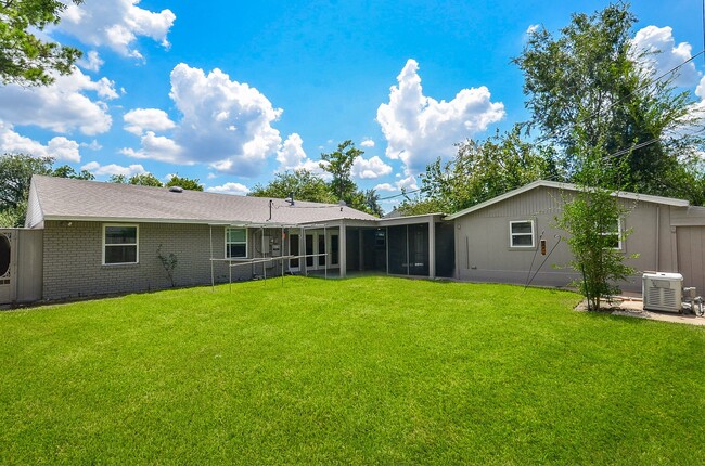 Building Photo - 9606 Highmeadow Dr