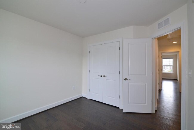 Building Photo - 10684 Viewmont Ln