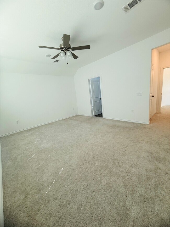 Building Photo - 15826 Dove Holw Dr
