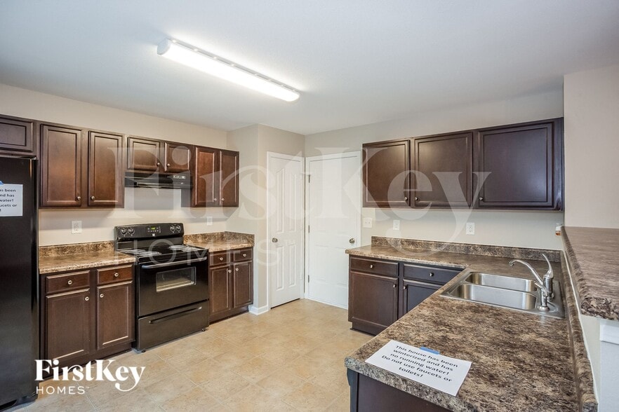 Building Photo - 4924 Abercromby St