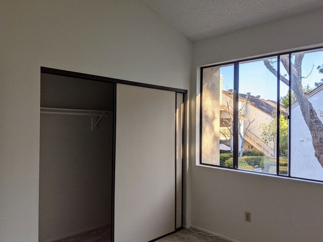 Building Photo - 10560 Lakeside Dr N