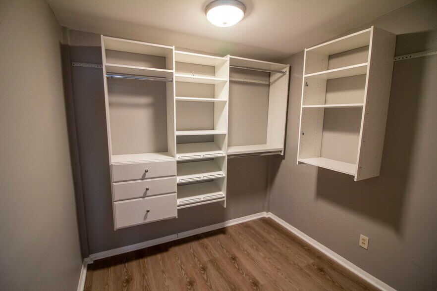 Building Photo - 4955 Lindenwood Ave