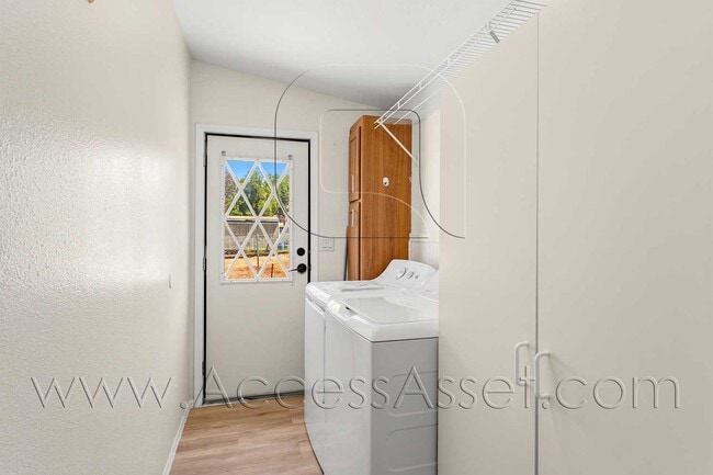 Building Photo - Spacious 3 Bedroom Home with Large Fenced Yard and Two-Car Garage