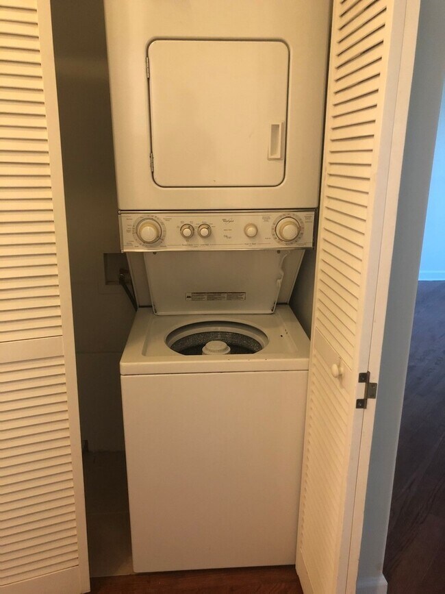 Building Photo - 1533 W Hollywood Ave