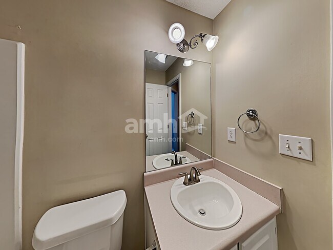 Building Photo - 910 Castlerock Way