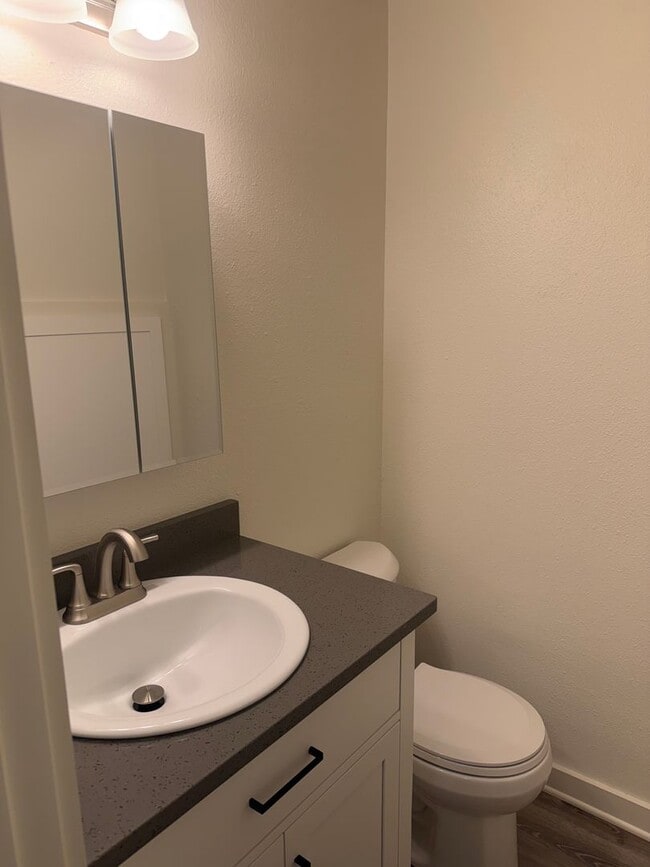 Building Photo - Updated 2 bedroom 1.5 bath duplex in Thurston!