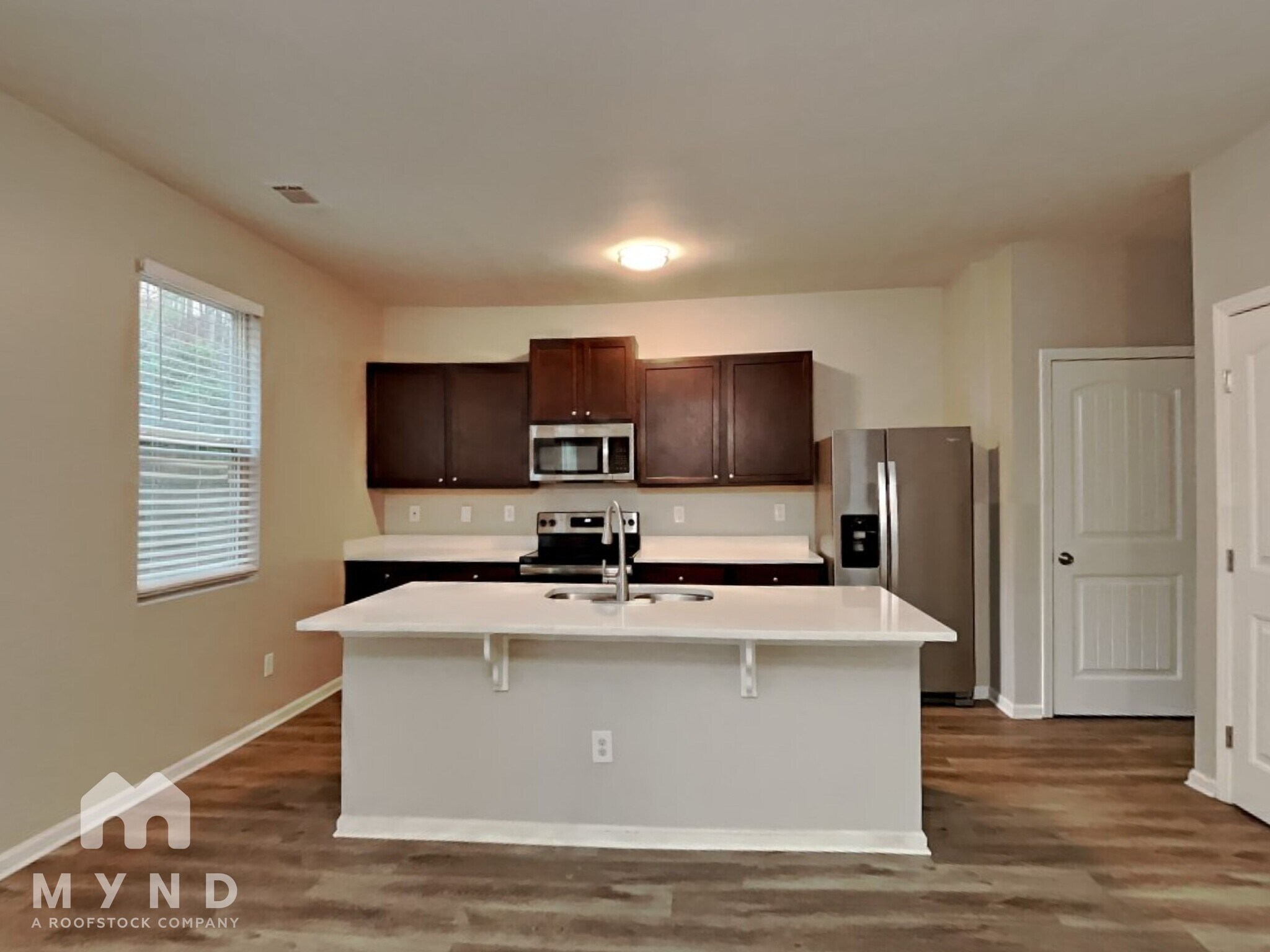 Building Photo - 828 Lake Chase