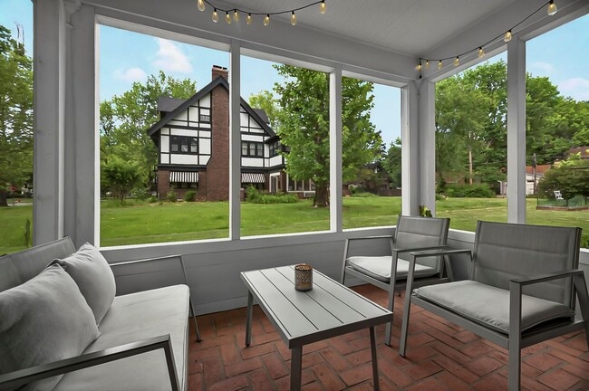 Building Photo - Move In Ready! 5 bedroom 3.5 bath near Was...