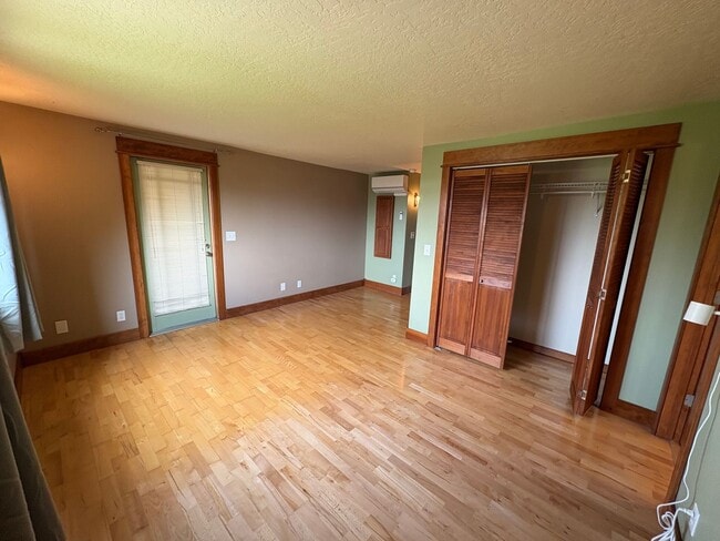 Building Photo - 631 W Crestline Dr