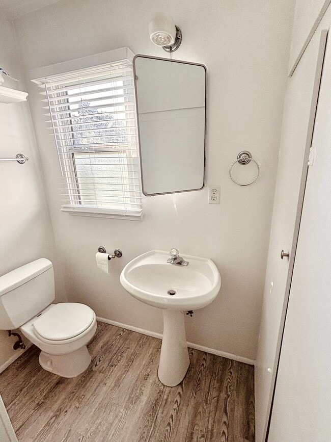 Building Photo - Private 1BD/1BA Rear Unit in El Segundo with 1-Car Garage