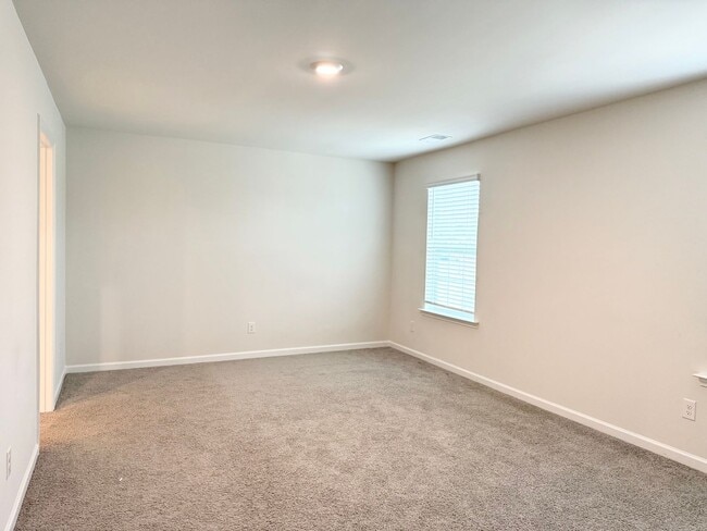 Building Photo - Spacious 5-Bedroom Home for Rent in The Falls – Modern, Comfortable, and Move-In Ready