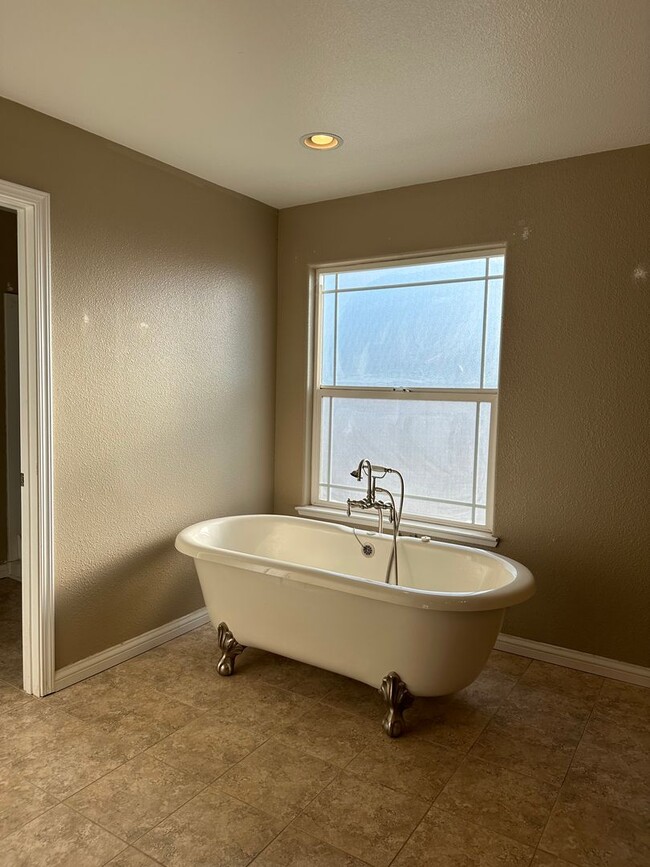 Building Photo - Fully Furnished home with horse Property for Rent