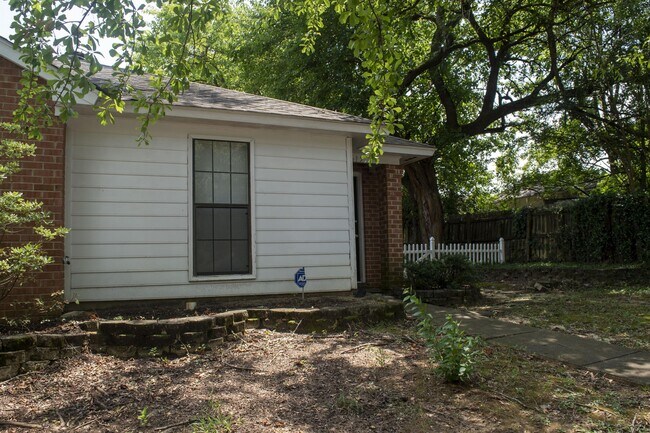 Building Photo - 1615 Woodmere Loop