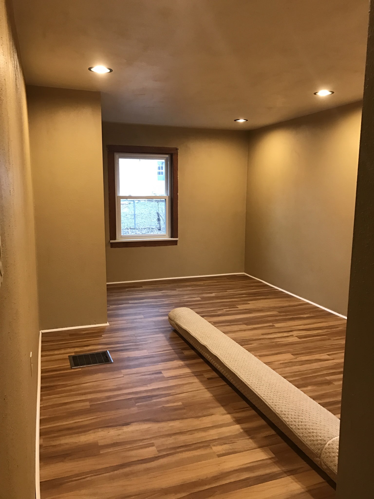 lower level room - 2257 Jackson St