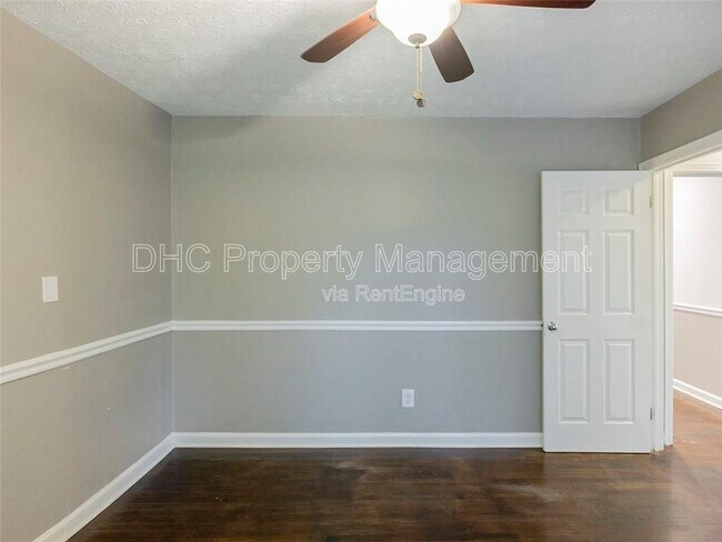 Building Photo - 161 Larose Cir SE