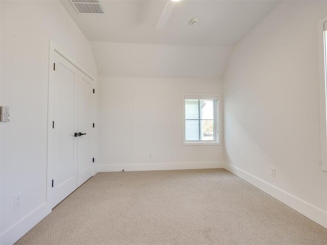 Building Photo - 1078 Hangar Dr