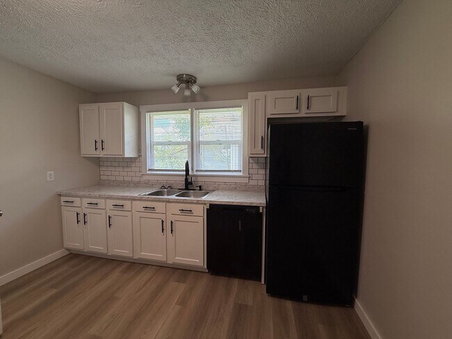 Building Photo - 3 Bedroom - Renovated - Exquisite