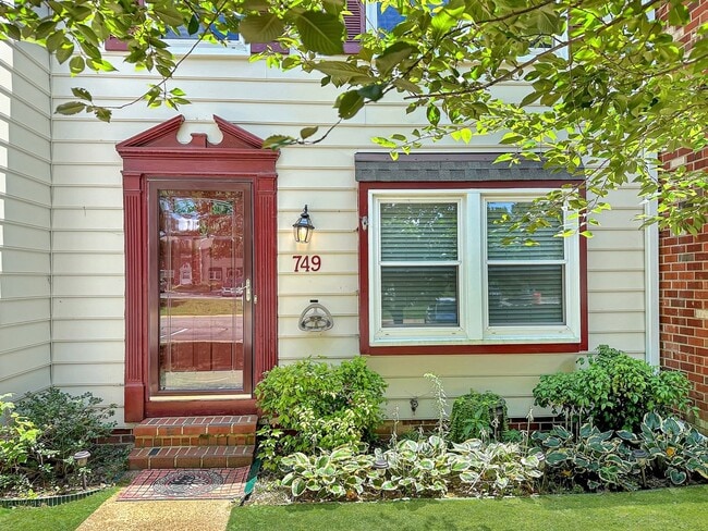 Building Photo - Brilliant 3 Bed 1.5 Bath Townhome in Great...