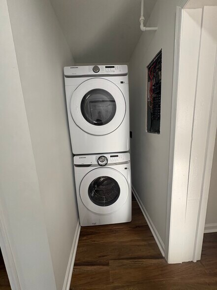 Building Photo - 909 Ridge St