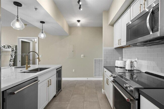 Building Photo - 1755 E Hallandale Beach Blvd