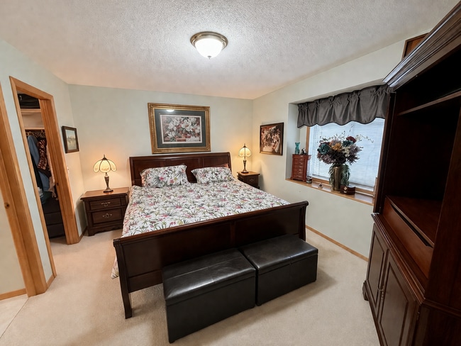 Building Photo - Stunning 2-Level Townhome with Vaulted Ceiling in Champlin!!