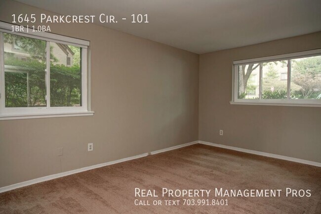Building Photo - 1645 Parkcrest Cir