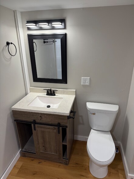 Building Photo - 2139 W Walnut St