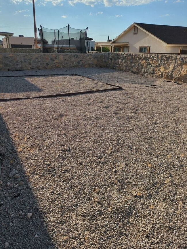 Building Photo - Immaculate Eastside 4-bedroom home in El P...