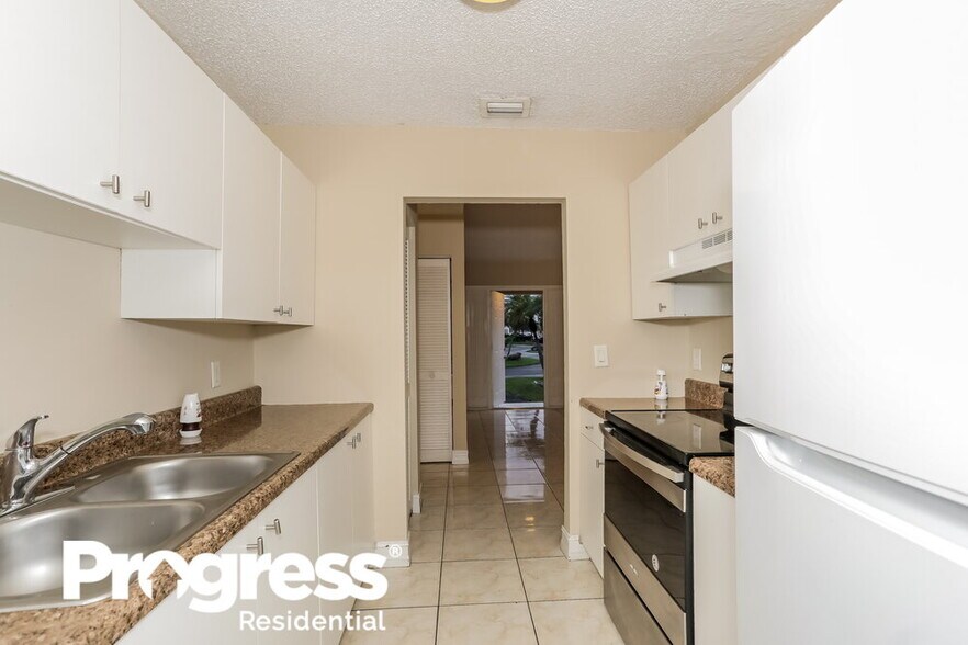 Building Photo - 4205 SW 137th Ct