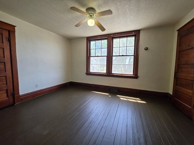 Building Photo - Spacious 2 bedroom cottage