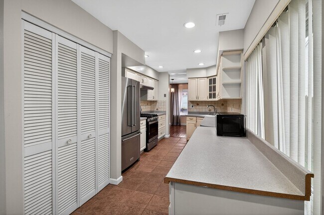 Building Photo - 34 Jeffrey Cir