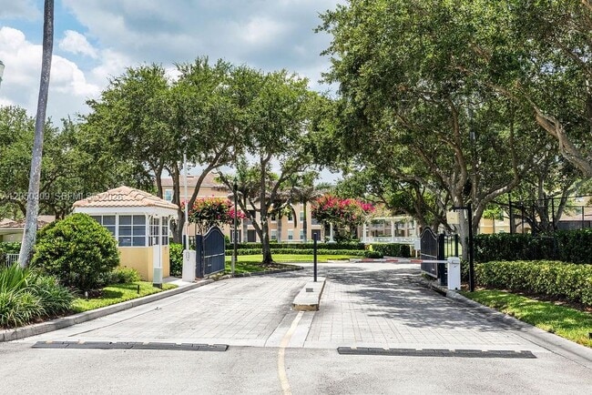 Building Photo - 5060 Fairways Cir