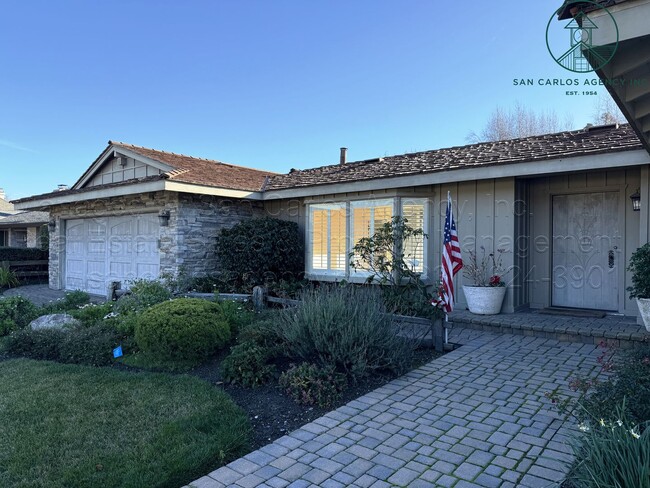 Primary Photo - Spacious Single Level Ranch Style Home in ...