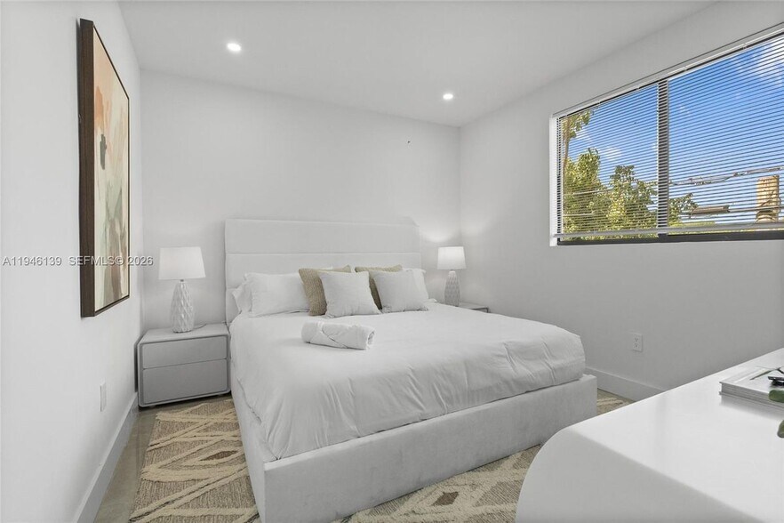 Building Photo - 325 SW 16th St