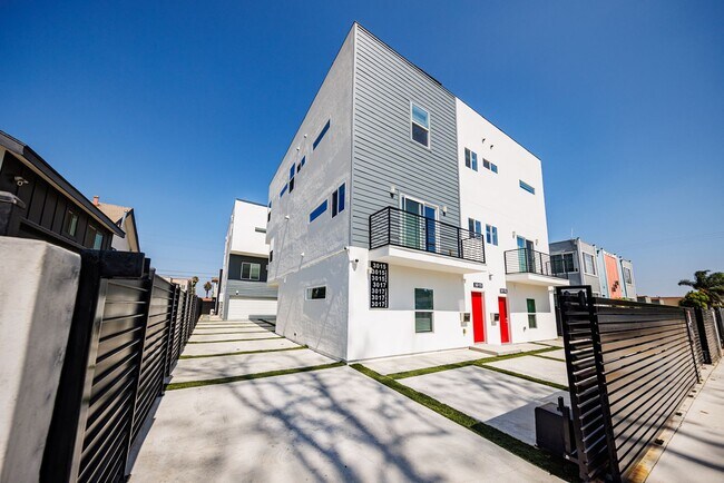 Building Photo - 3015 Alsace Ave