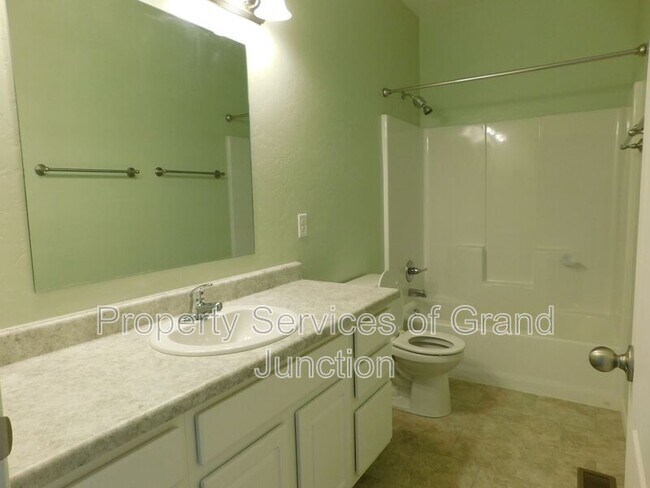 Building Photo - 621 Zenith Ln