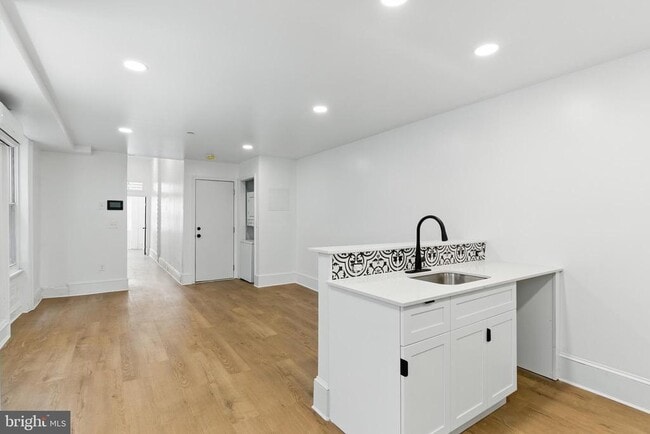 Building Photo - 1637 W Girard Ave