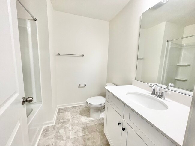 Building Photo - 3 br 2.5 ba townhome with one car garage n...