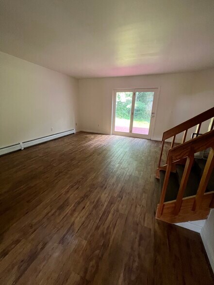 Building Photo - 70 Longmeadow Village Rd