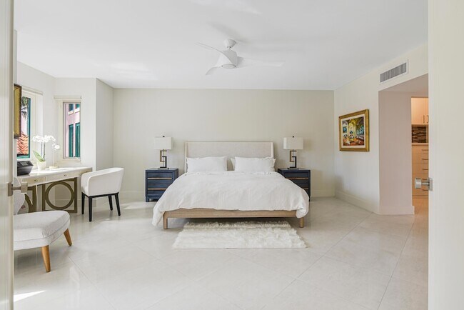 Building Photo - 100 SE 5th Ave