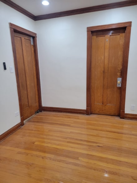 Building Photo - 4830 W Oakdale Ave