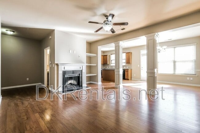 Building Photo - 6685 Story Cir